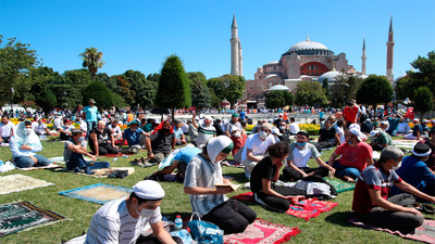 Miles de fieles en el primer rezo musulmán en Santa Sofía