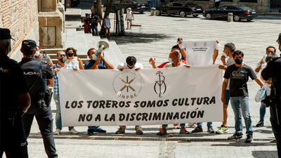 El mundo taurino protesta contra la ministra de Trabajo en Toledo