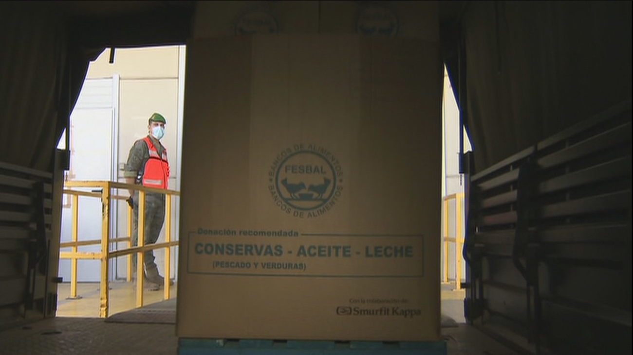 Un militar con mascarilla revisa las instalaciones