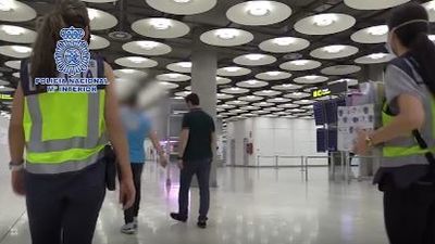 Desarticulada una organización dedicada a introducir migrantes dominicanos en España a través de Barajas