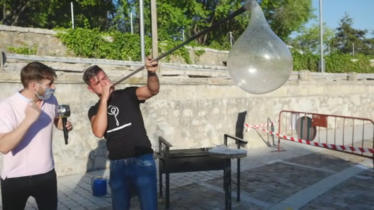 Exhibición de soplador de vidrio en Bustarviejo