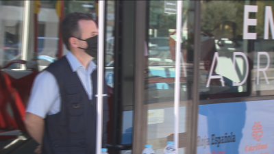 Un autobús de la EMT recoge productos de higiene infantil para familias vulnerables