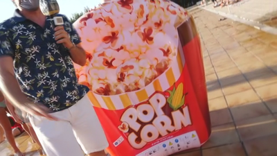 Desfile de colchonetas en una piscina del Barrio del Pilar