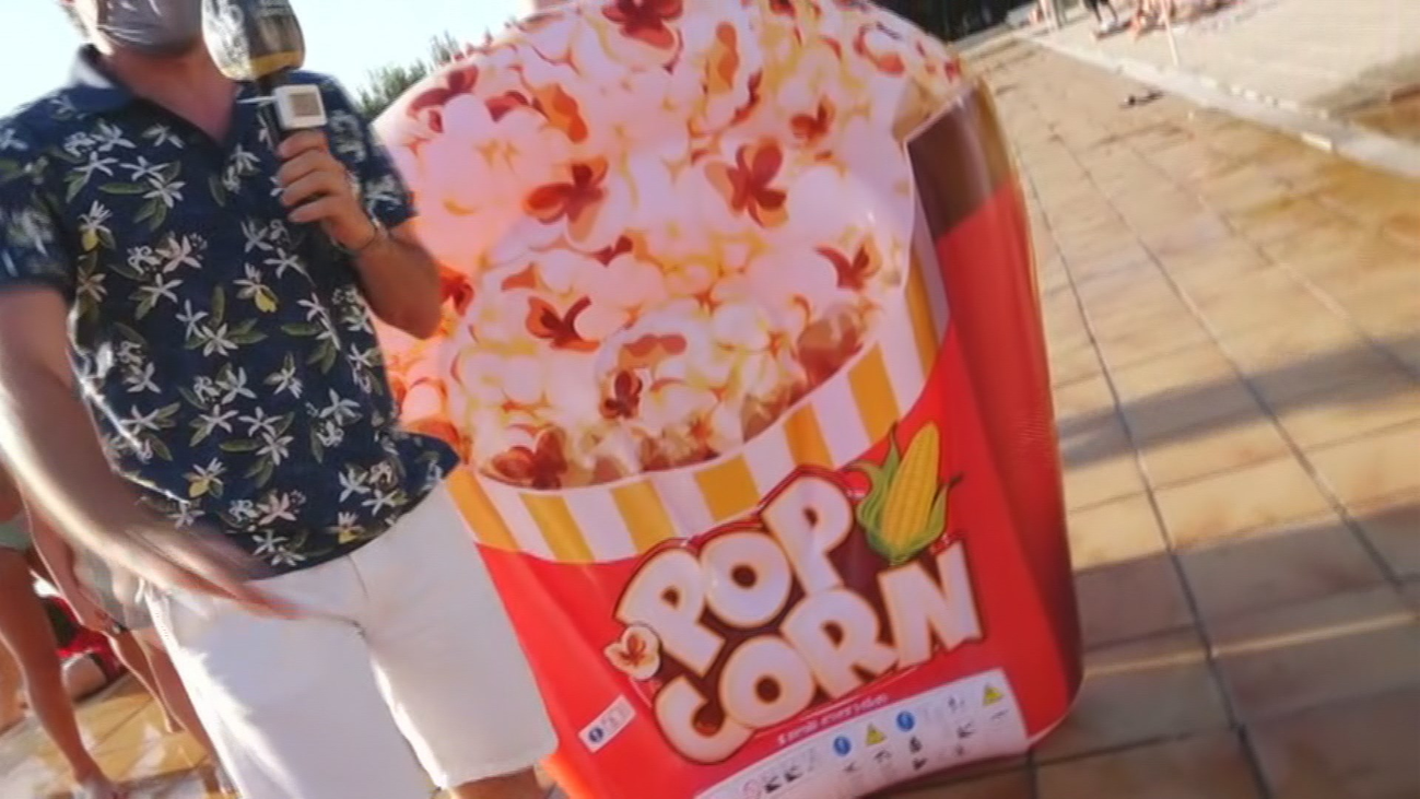 Desfile de colchonetas en una piscina del Barrio del Pilar