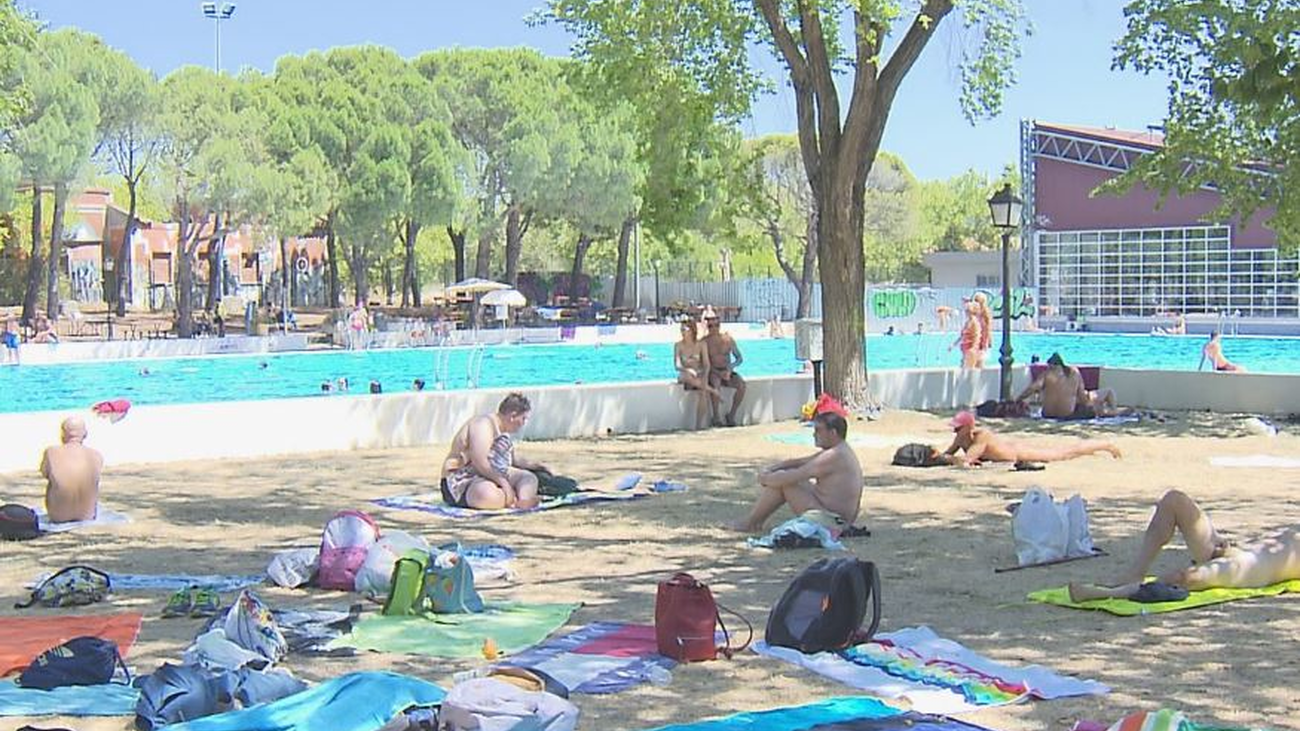 El ‘Día sin bañador’ ameniza el día más caluroso del año en la capital