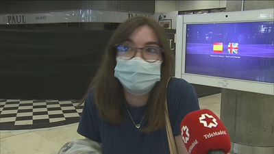 Resignación en los pasajeros de vuelos al Reino Unido ante la obligada cuarentena