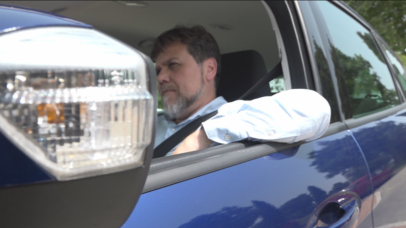 Sacar el codo por la ventanilla o conducir en chanclas: las peligrosas prácticas de algunos conductores en verano