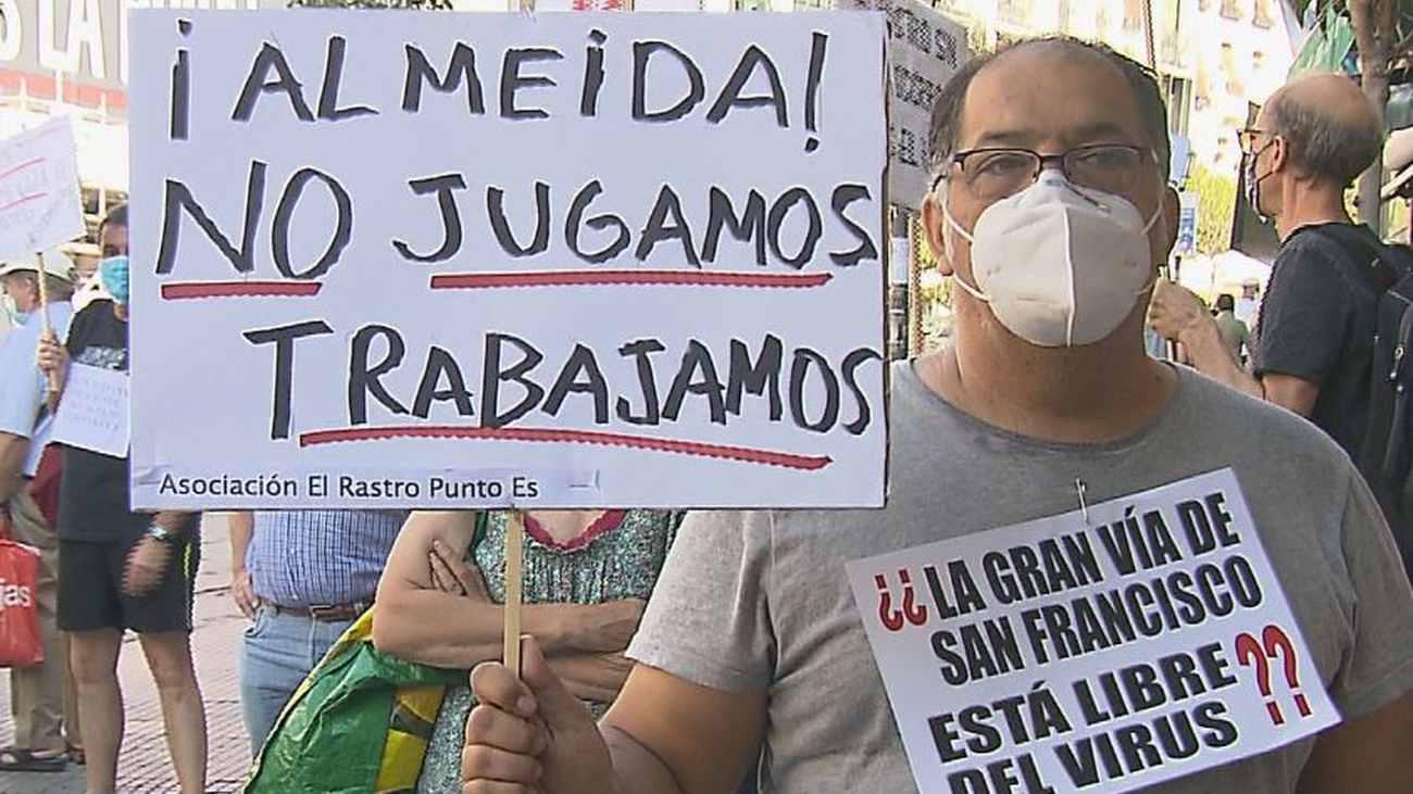 Por cuarto domingo consecutivo los comerciantes del Rastro protestan en la plaza del Cascorro