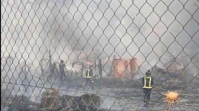 Trece dotaciones de bomberos para extinguir el incendio de pastos en Villaverde