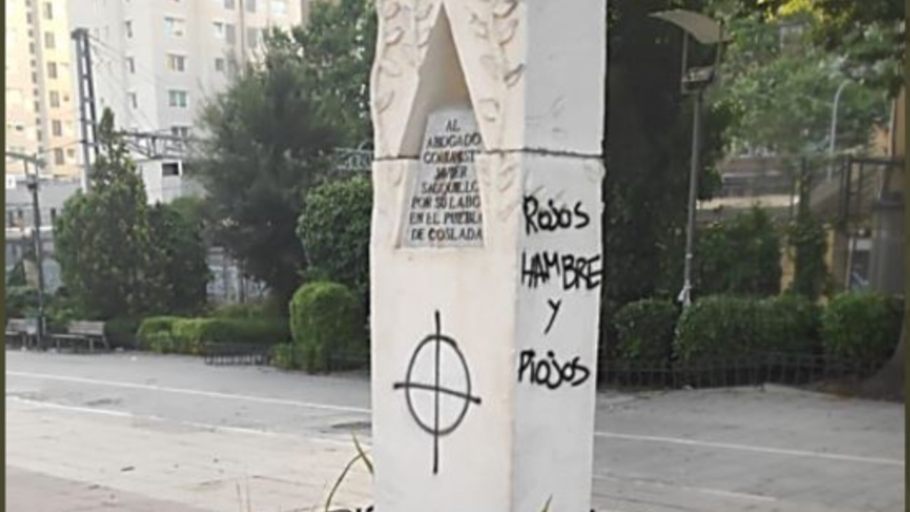 Pintadas en el monumento de Abogados de Atocha en Coslada
