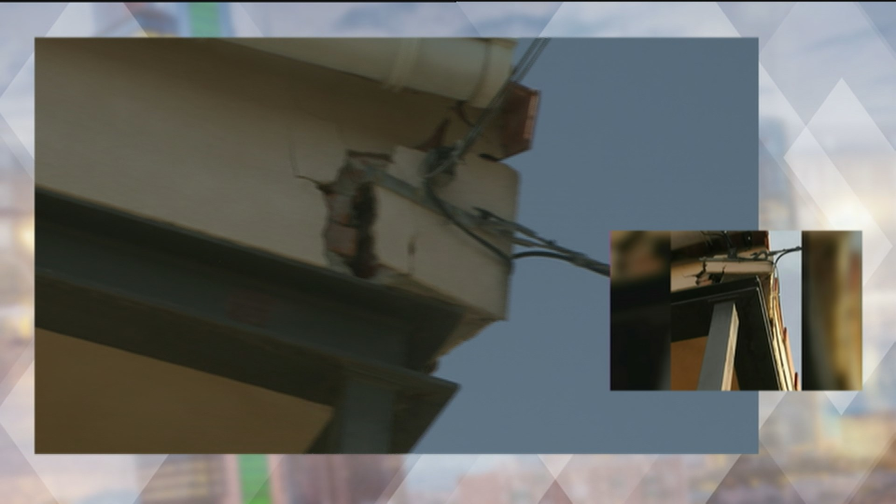 Denuncian el peligro de unos cables de telefonía en Valdetorres