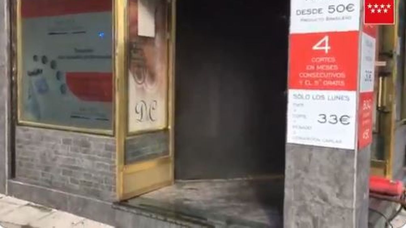 Un incendio destroza una peluquería de Parla