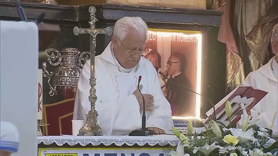 El padre Ángel oficia un funeral en la iglesia de San Antón para las 59 víctimas de Covid no reclamadas