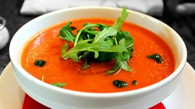 Así se prepara un gazpacho de sandía y albahaca