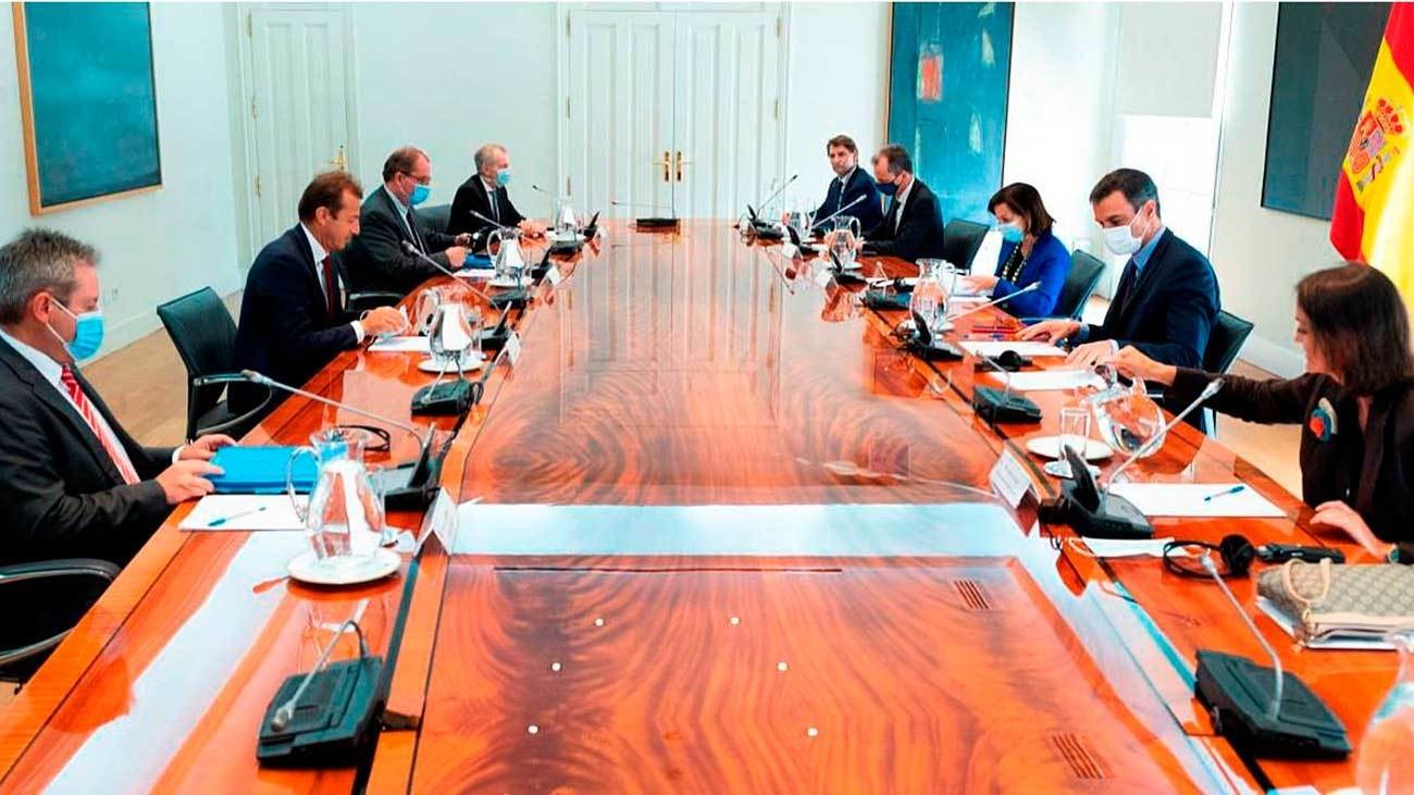 El presidente del Gobierno, Pedro Sánchez  durante su reunión con el consejero delegado de Airbus, Guillaume Faury