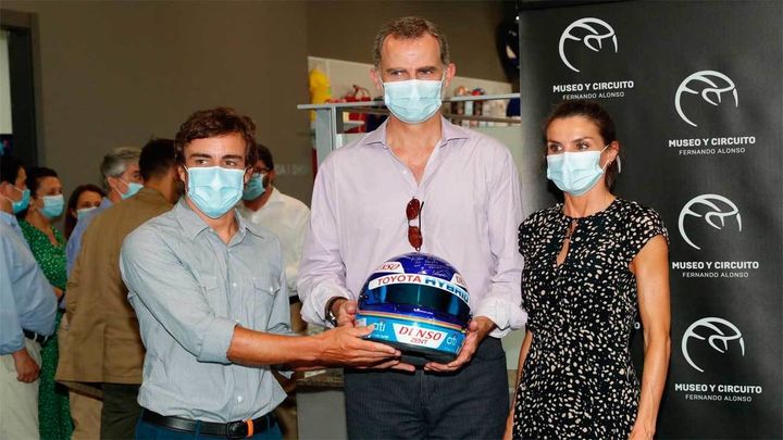 Los Reyes con Fernando Alonso en su museo / Casa Real