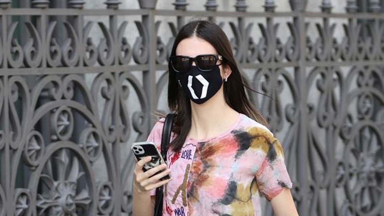 Los madrileños cumplen con la mascarilla en la calle, más difícil en las terrazas