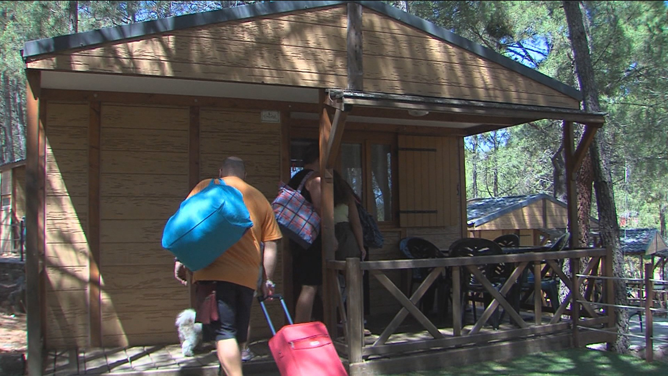 Las pernoctaciones en establecimientos extrahoteleros caen un 84,6% en junio