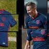 La segunda equipación del Atlético 2020-21, azul oscuro con detalles rojos