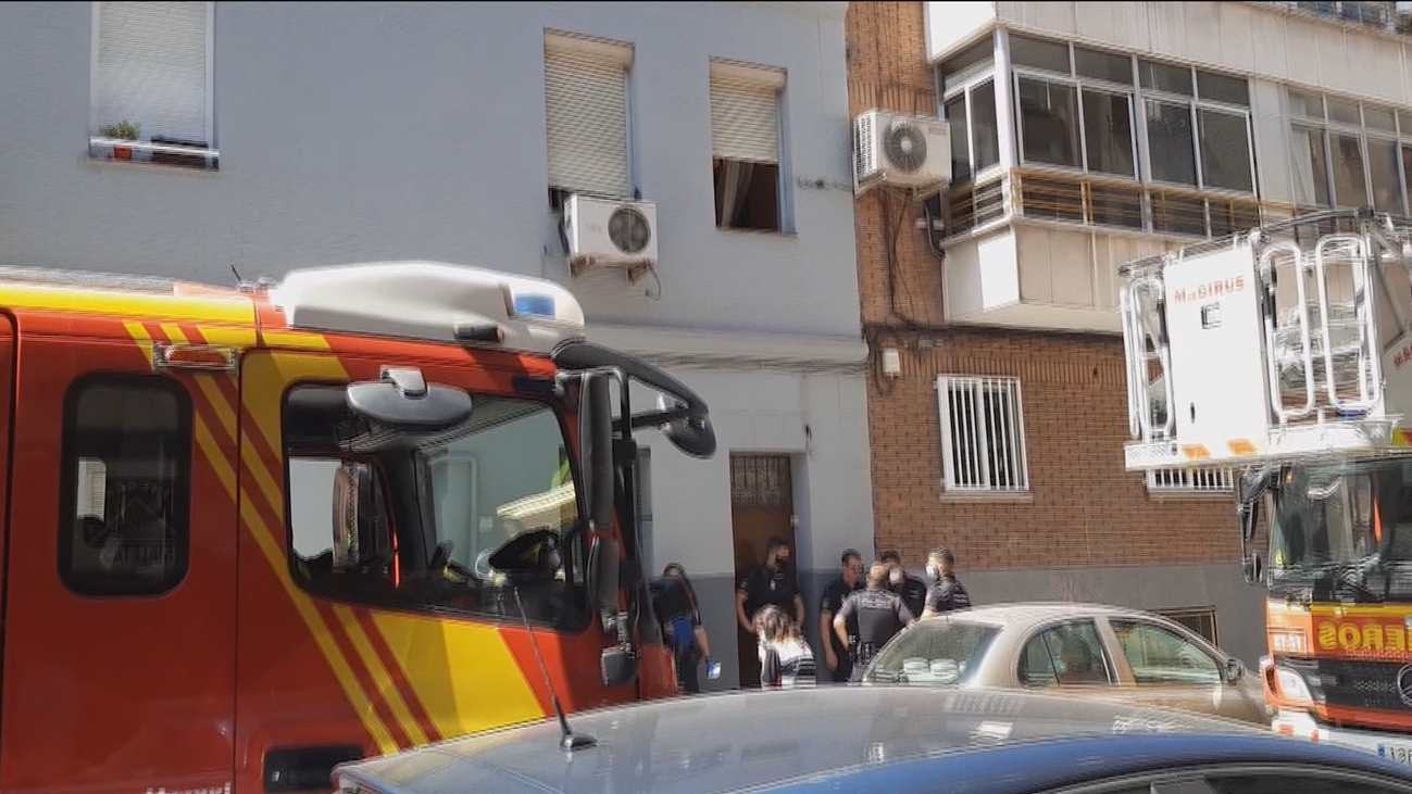 Encuentran una mujer fallecida y un hombre grave en un piso de Carabanchel