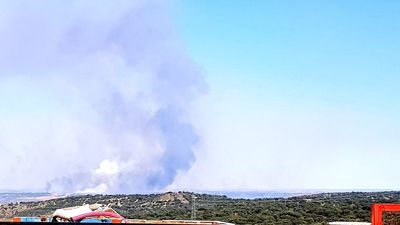 Se eleva a  Nivel 2  el extenso incendio de Valdepiélagos por riesgo en la pedanía de El Casar