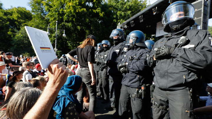 18 policías heridos en la marcha negacionista en Berlín  contra  las restricciones por la Covid