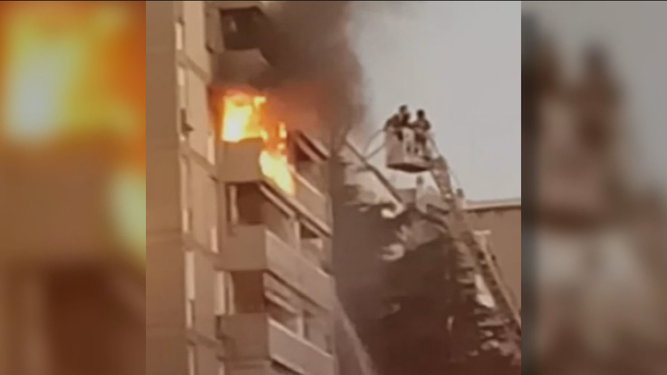 Incendio en una terraza de un piso de Aluche por un cortocircuito del aire acondicionado