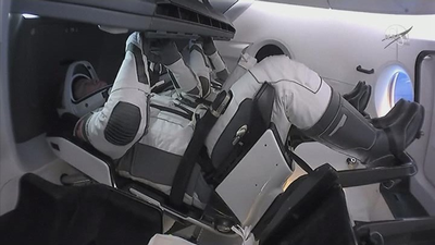 La nave tripulada Dragon Endeavour regresa a la tierra desde la Estación Espacial Internacional