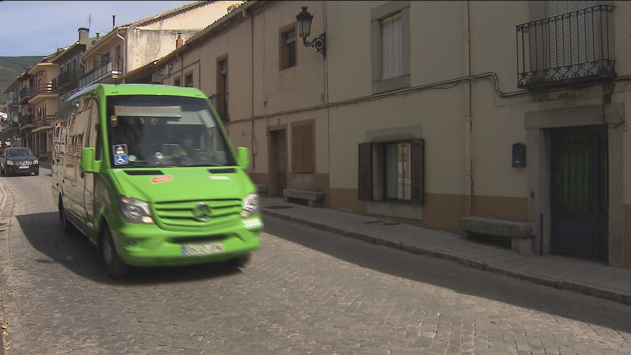Un autobús bajo demanda ya circula en la sierra norte de Madrid