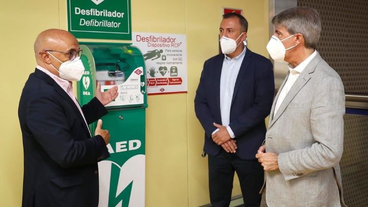Ángel Garrido durante la presentación de desfribiladores en el Metro / @angelgarridog · 53min
