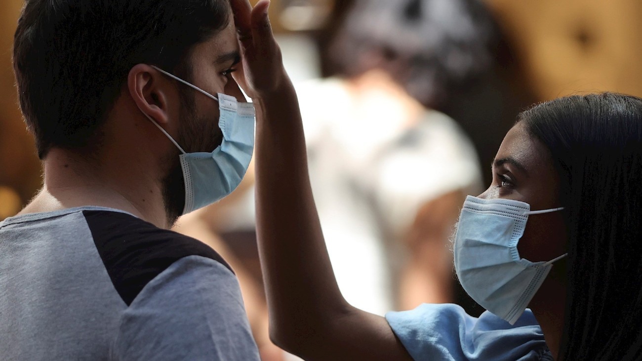 Una pareja con mascarillas