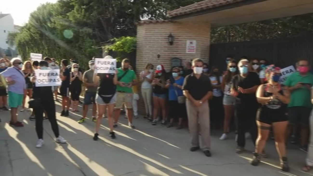 Cacerolada contra los okupas en Pezuela de las Torres