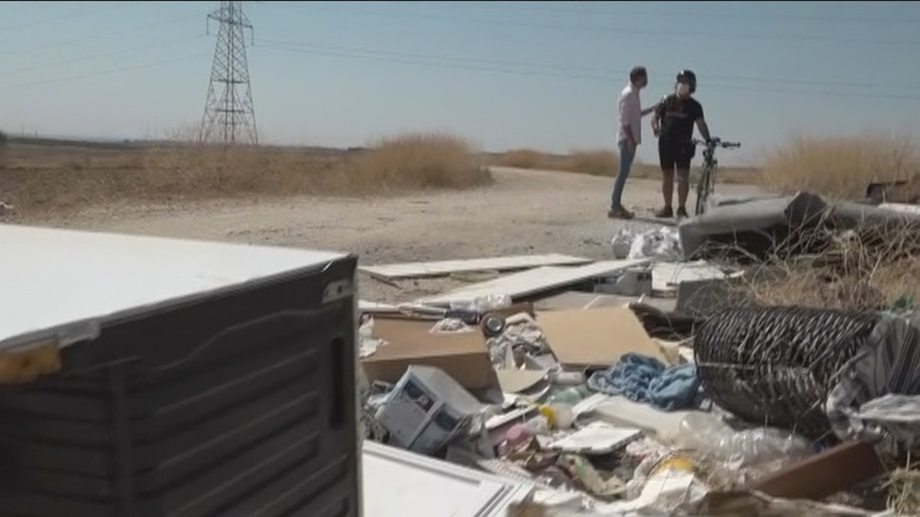 Recorremos un vertedero ilegal en el Camino de Móstoles a Leganés