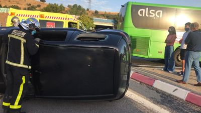 Un herido por el vuelco de un vehículo tras chocar con un autobús en Sanse