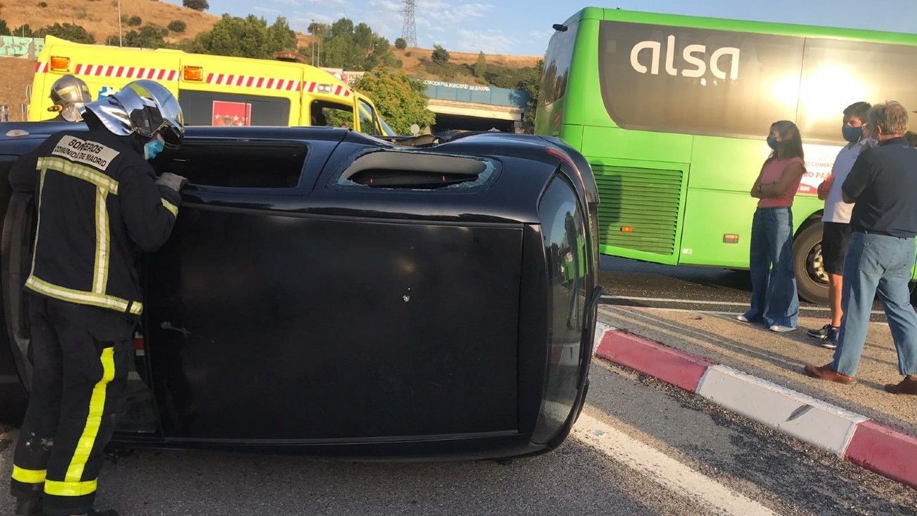 Un herido por el vuelco de un vehículo tras chocar con un autobús en Sanse