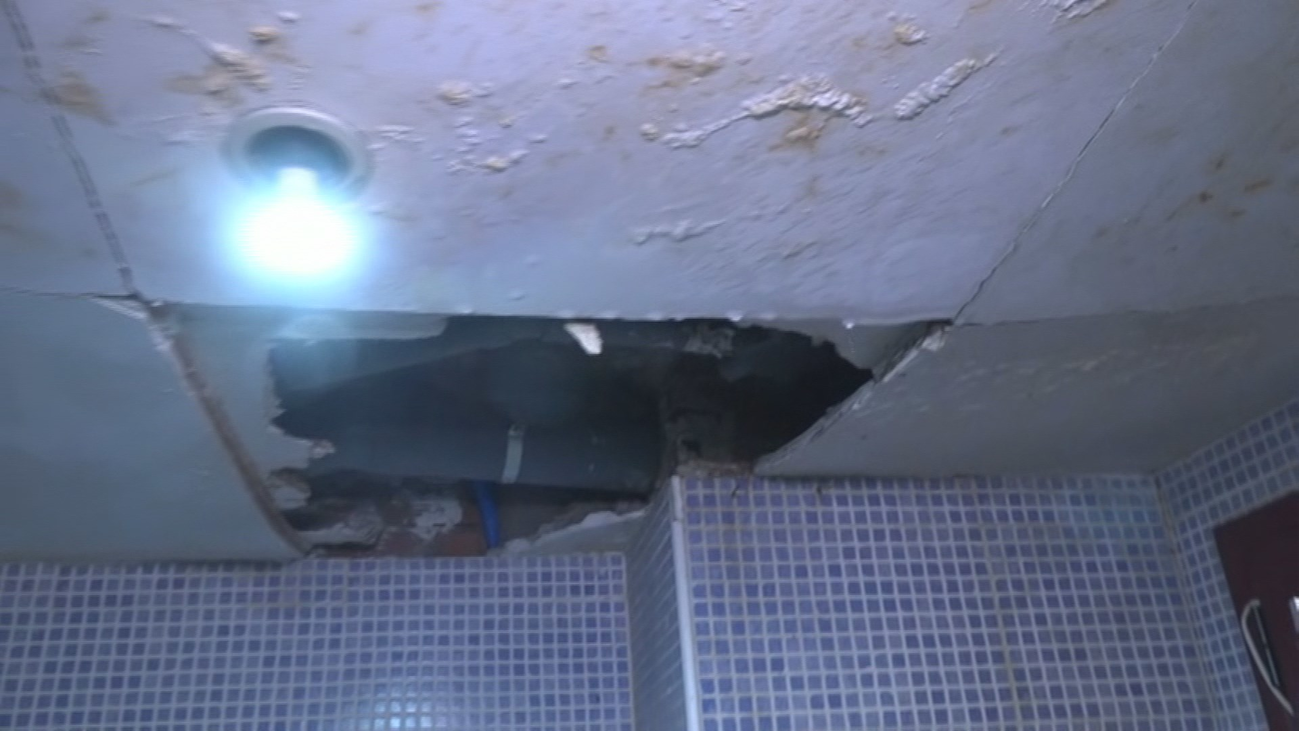 Okupas, fuego e inundaciones en un edificio de Parla