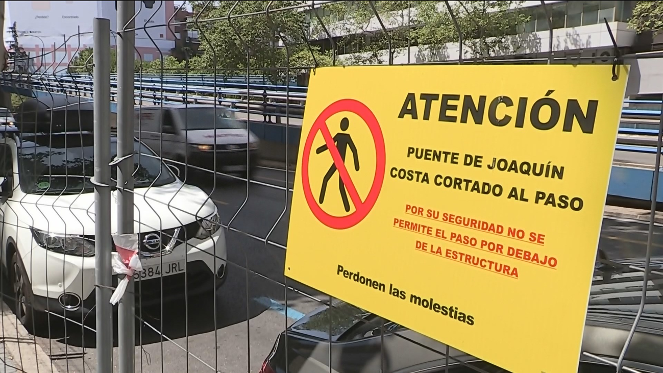 Abierto un nuevo paso peatonal para 'salvar' el puente de Joaquín Costa