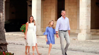 Los reyes y sus hijas llegan a Palma y se trasladan al Palacio de Marivent
