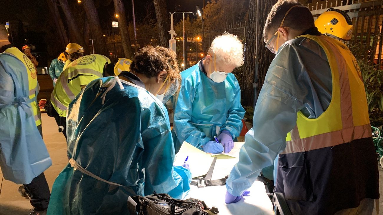 Emergencias Madrid y el Samur en la residencia afectada por el incendio