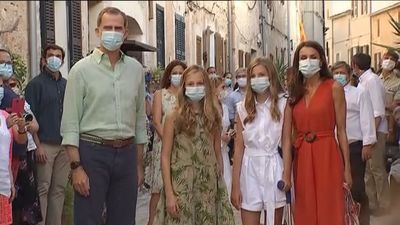 La infanta Sofía aparece en Baleares con muleta tras golpearse una rodilla