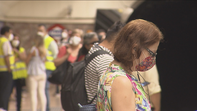 Agosto no frena las aglomeraciones y las quejas de viajeros en el metro de Madrid