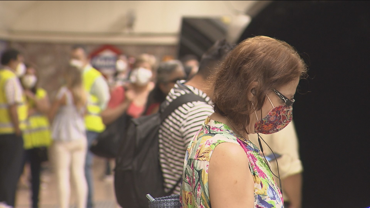 Agosto no frena las aglomeraciones y las quejas de viajeros en el metro de Madrid