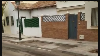 El Ayuntamiento de Madrid les quiere tirar la valla de sus casas dos años después de pedir los permisos