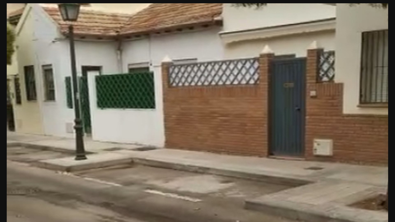 El Ayuntamiento de Madrid les quiere tirar la valla de sus casas dos años después de pedir los permisos