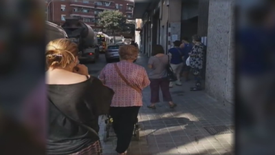 Largas colas en las oficinas de Correos de Madrid, con esperas de más de dos horas