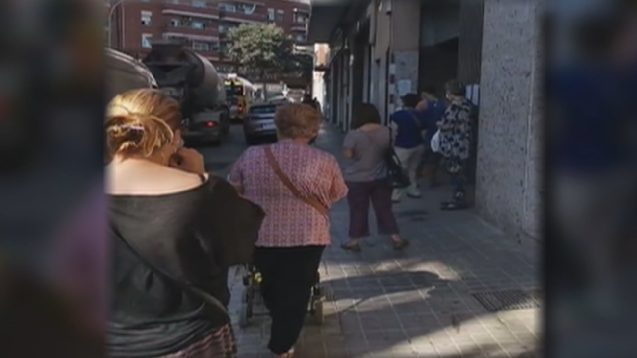 Largas colas en las oficinas de Correos de Madrid, con esperas de más de dos horas