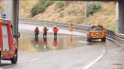 El agua inunda las calles de Fuenlabrada