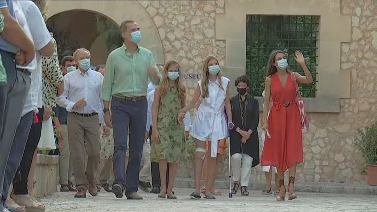 Las hijas de los reyes visitan un centro de inclusión social en Mallorca