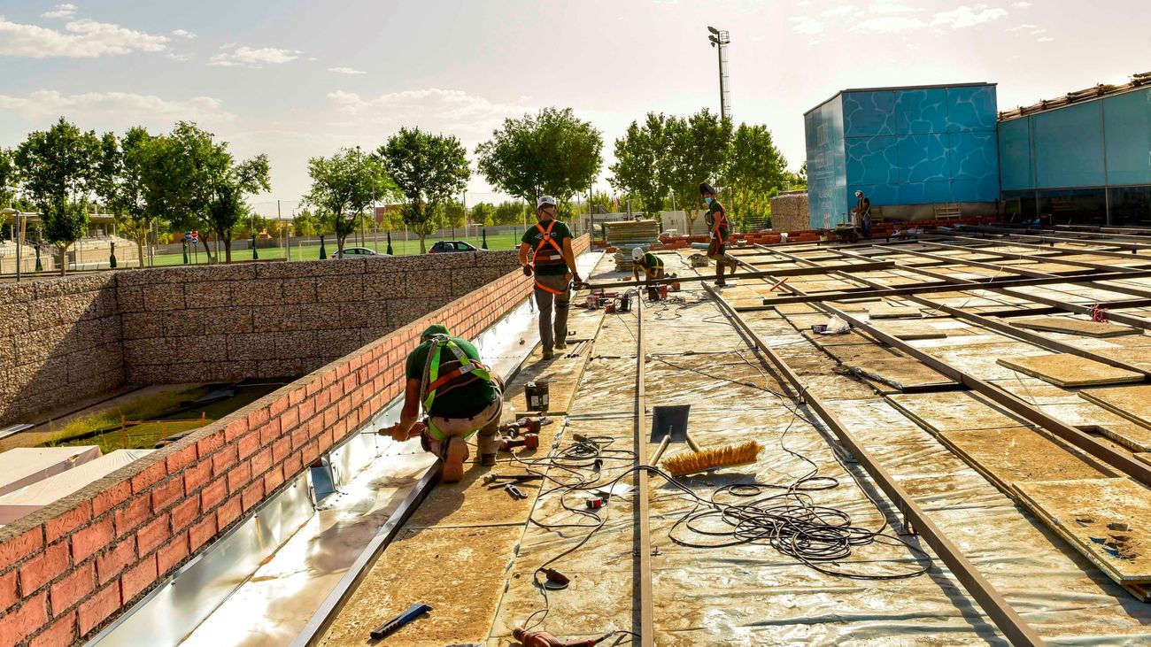 Las obras de la piscina cubierta  obligarán a cerrarla durante el verano por seguridad
