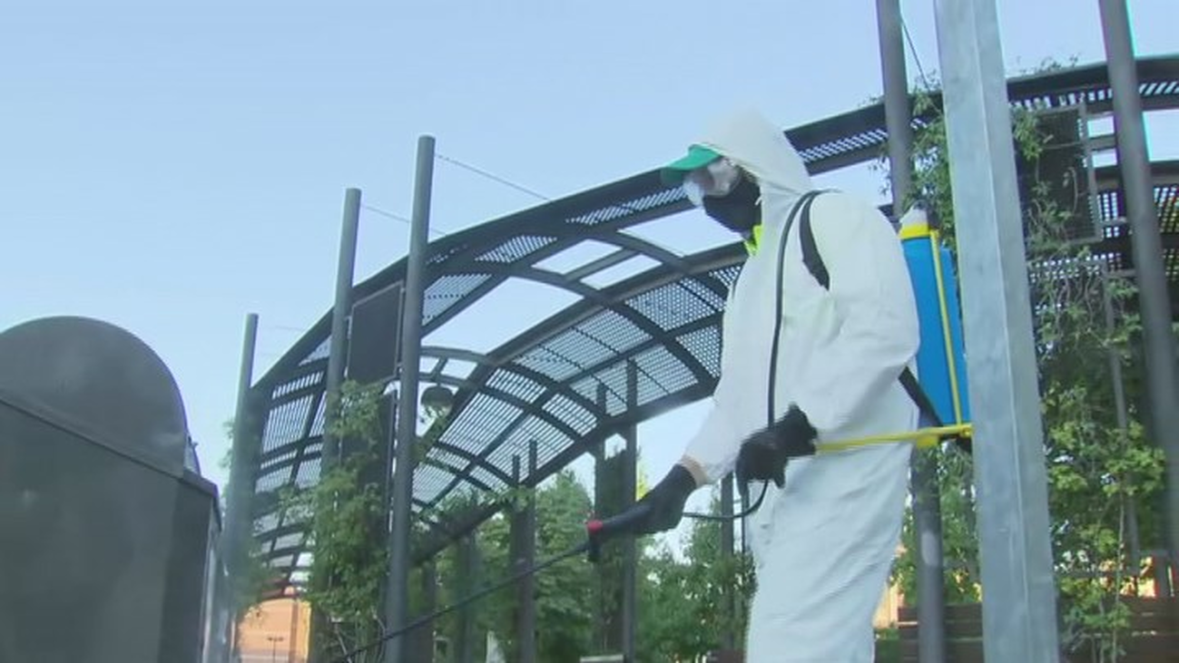 Móstoles saca a la calle sus equipos de desinfección en su lucha contra  la Covid-19